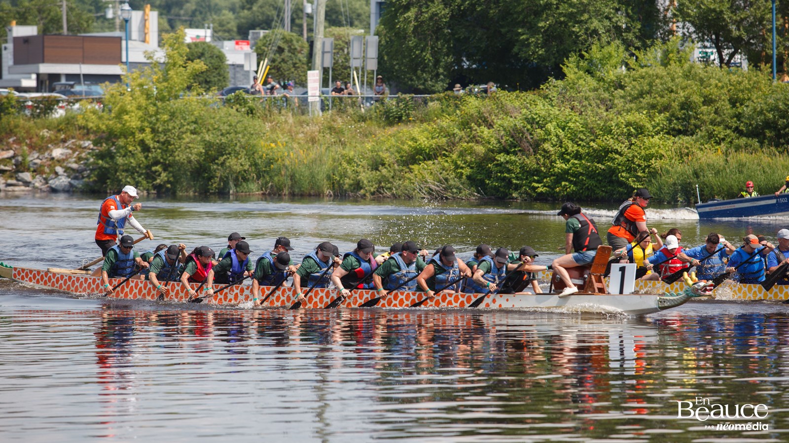 La course de bateaux-dragons a réuni 483 rameurs