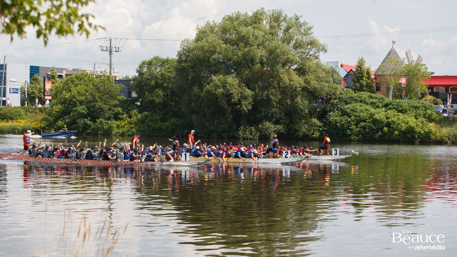 La course de bateaux-dragons a réuni 483 rameurs