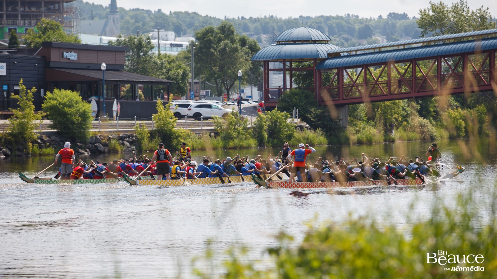 La course de bateaux-dragons a réuni 483 rameurs