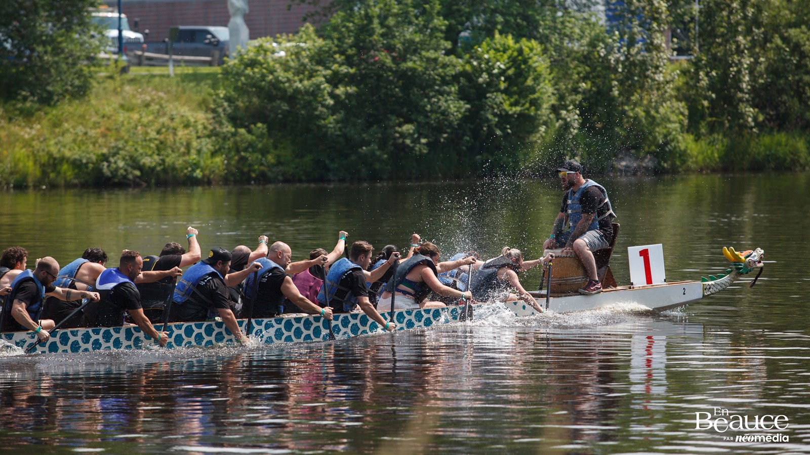 La course de bateaux-dragons a réuni 483 rameurs