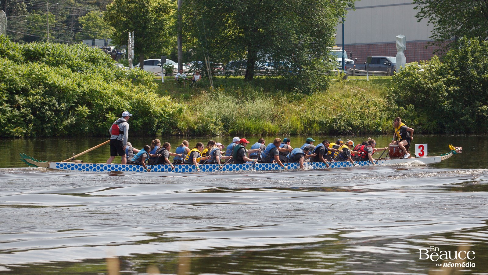La course de bateaux-dragons a réuni 483 rameurs