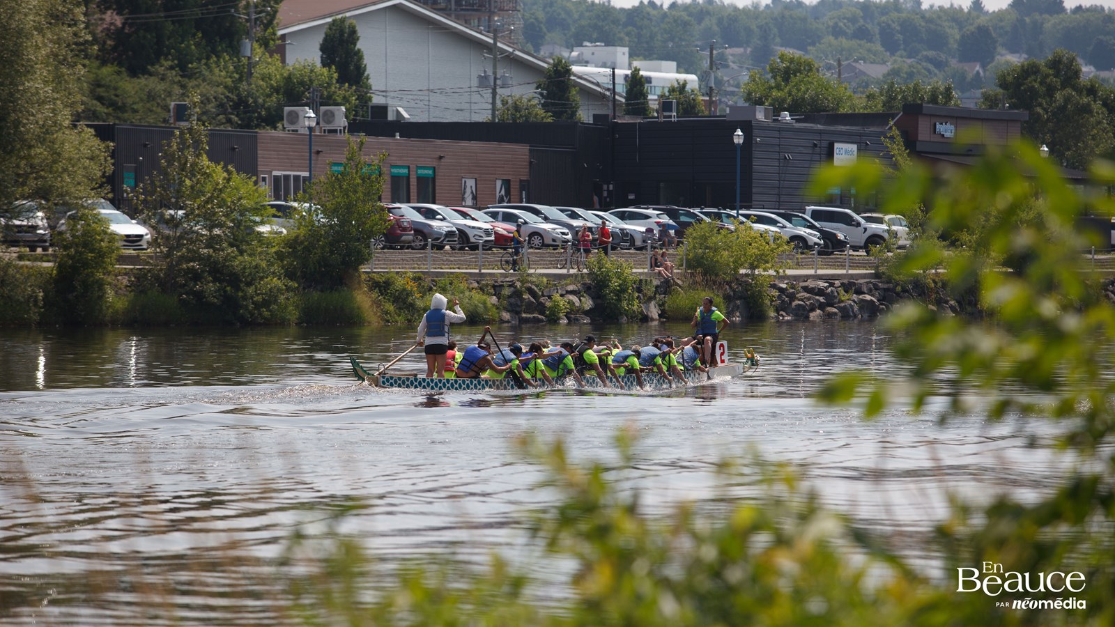 La course de bateaux-dragons a réuni 483 rameurs