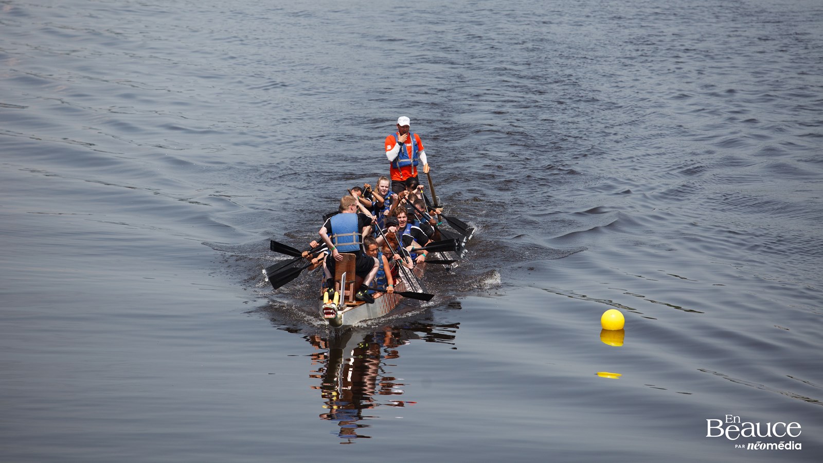 La course de bateaux-dragons a réuni 483 rameurs