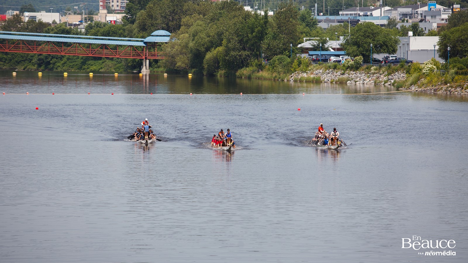 La course de bateaux-dragons a réuni 483 rameurs