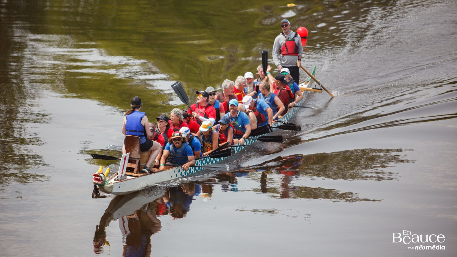 La course de bateaux-dragons a réuni 483 rameurs