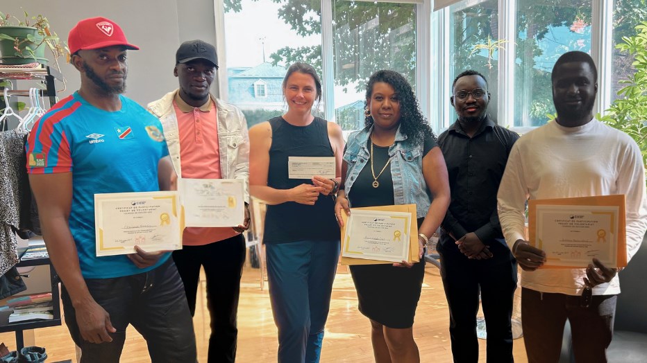 Le comité organisateur du tournoi de soccer familial 2025, composé de Christian Falanka, Gildas Duplex Djigang Tchana, Maxine Paquet Lessard, Marie Rachelle Coret et Anthony Ndip Ntui. 
