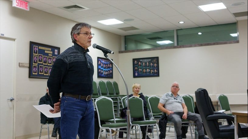 Martin Doyon lors d'une prise de parole au conseil de ville de Saint-Georges