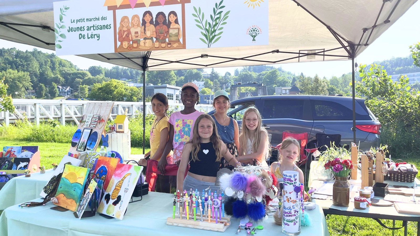 Les jeunes artisanes à leur kiosque de l’île Ronde, lors du Grand Marché de Beauceville, tenu le 12 juillet.