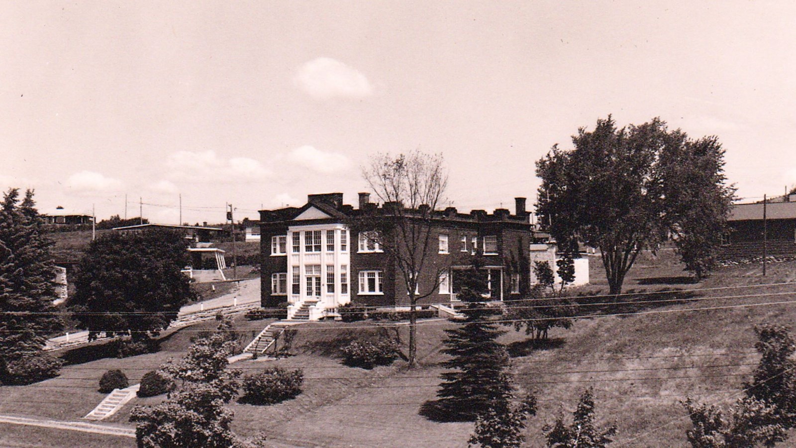 L'imposante résidence, construite en 1926. Photo prise circa 1940.