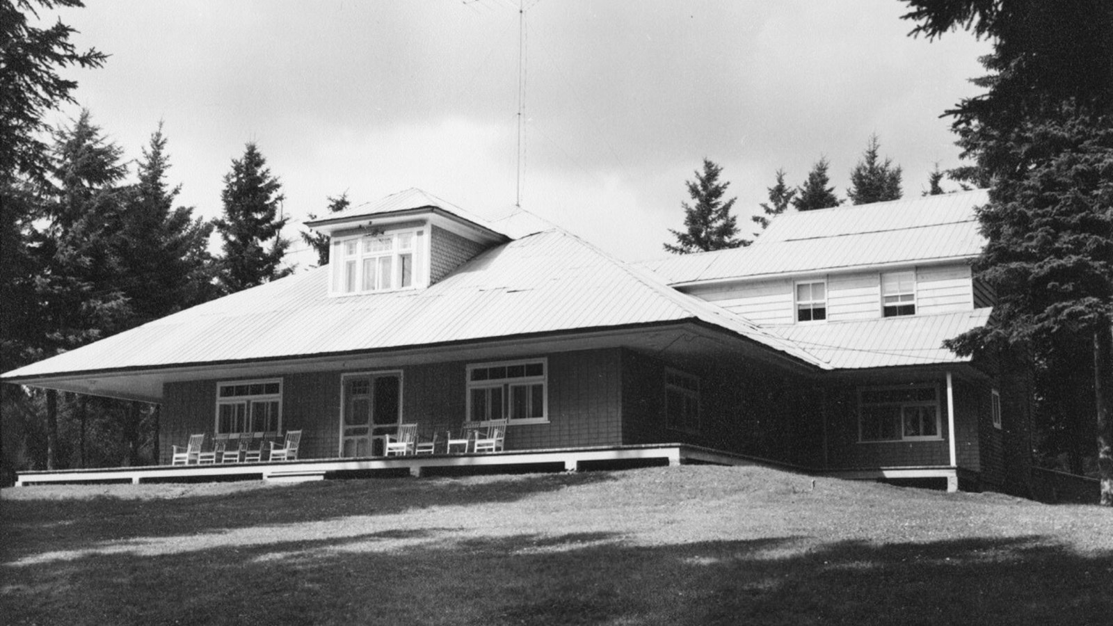 Le chalet dans le quartier de la Station, tel qu'il apparaissait en 1966. Aujourd'hui, le site accueille les Soeurs de la Charité de Saint-Louis.