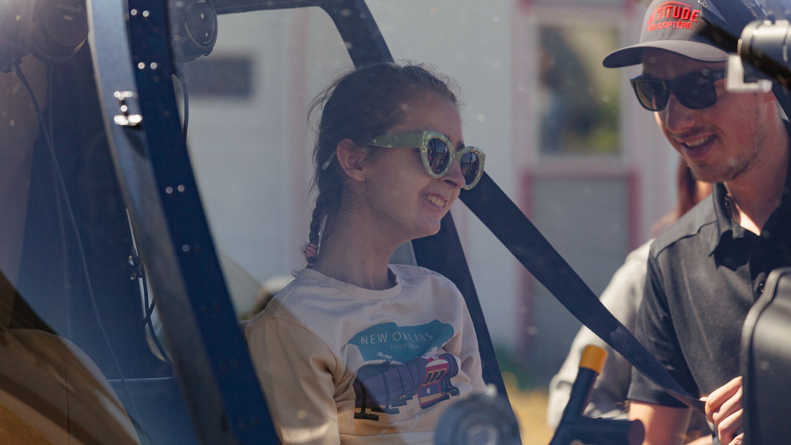 Le sourire aux lèvres, Rosalie réalise son rêve à bord d'un hélicoptère