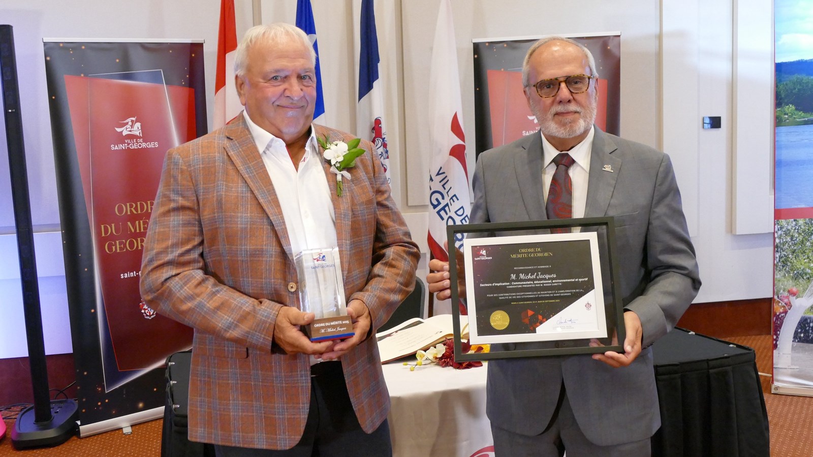 Michel Jacques a reçu sa distinctions des mains du maire de Saint-Georges, Claude Morin.
