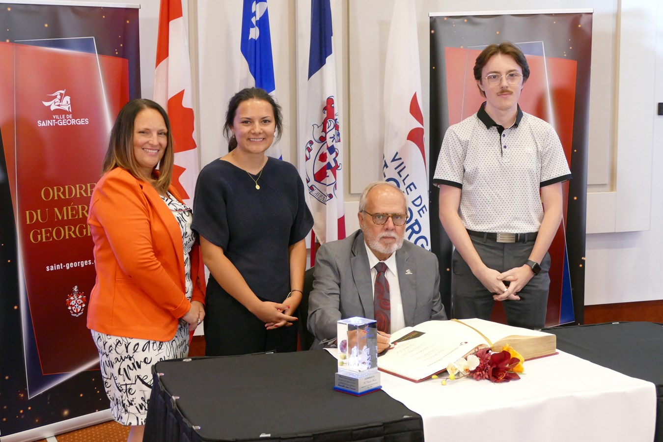 Claude Morin accompagné de ses enfants et de la directrice générale, Karine Veilleux