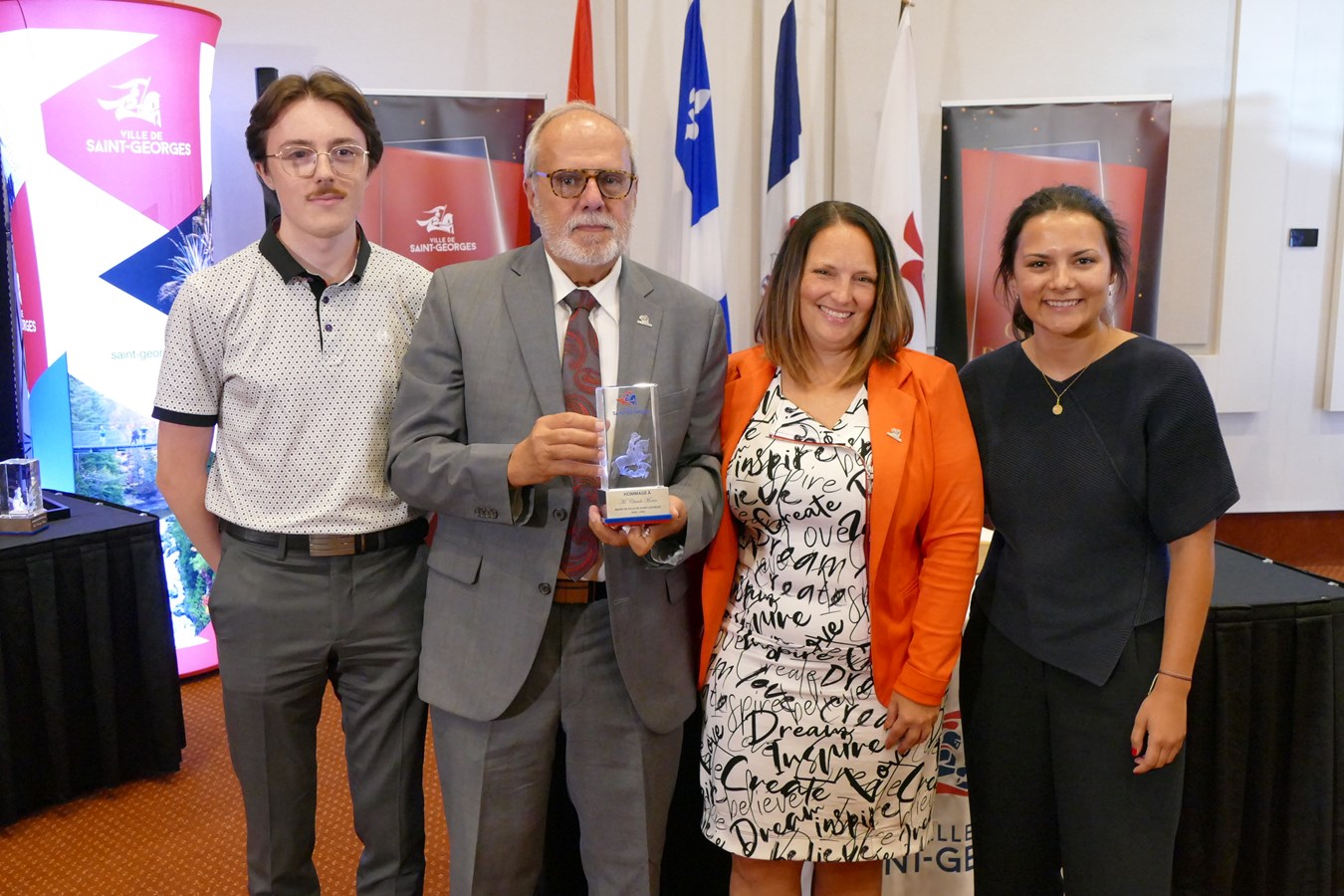 Claude Morin accompagné de ses enfants et de la directrice générale, Karine Veilleux
