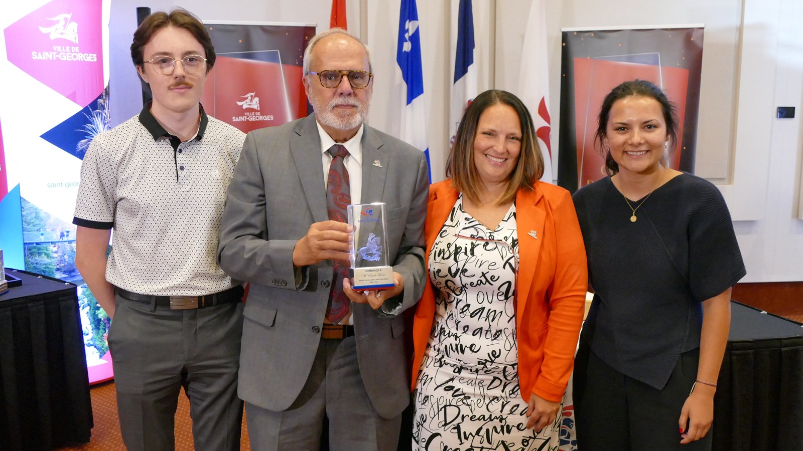 Claude Morin entouré de ses deux enfants et de Karine Veilleux, directrice générale de la Ville de Saint-Georges