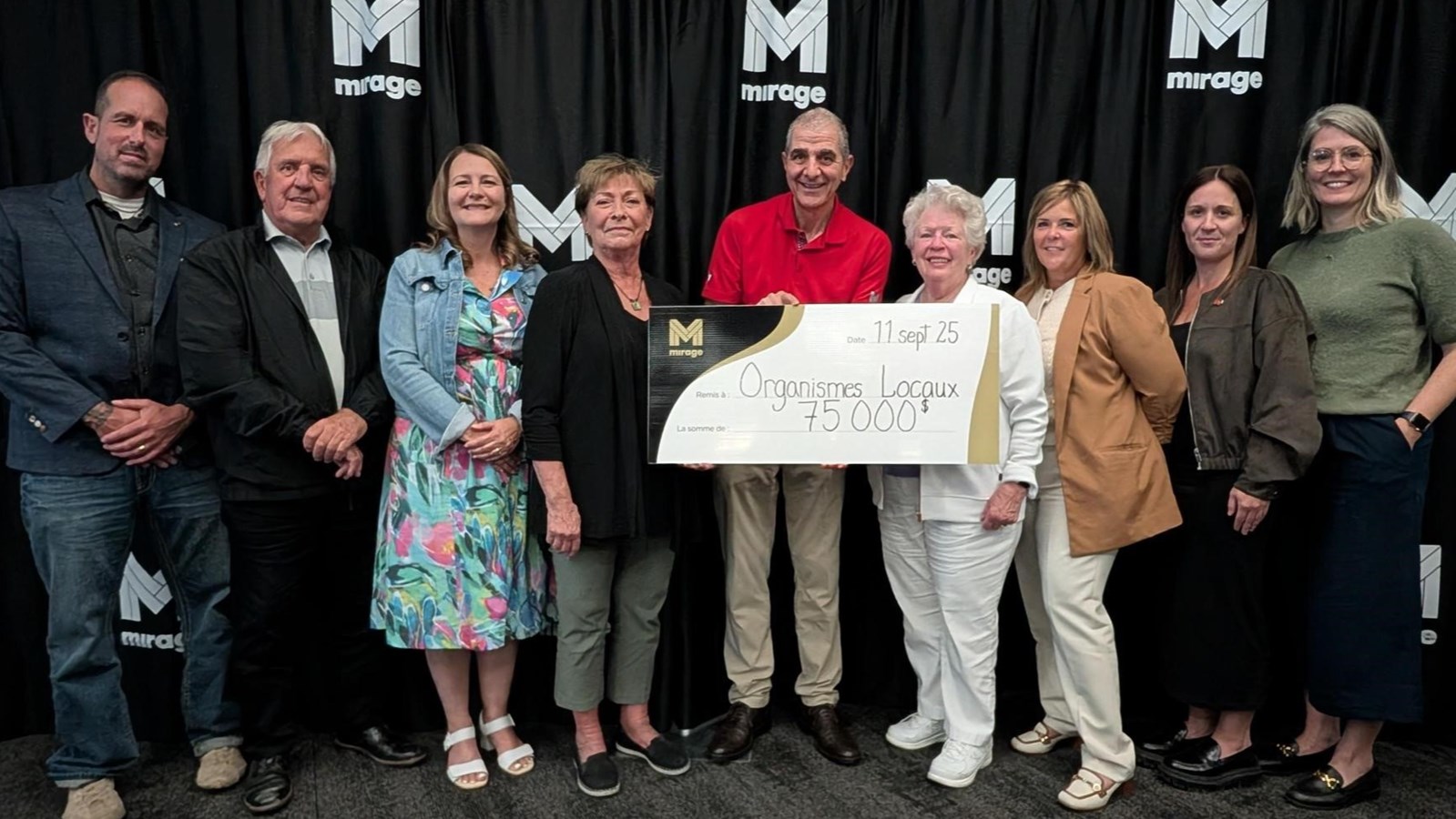 Sur la photo de gauche à droite : Louis Brassard, Léon Drouin, Cathy Fecteau, Louise-Andrée Doyon, Pierre Thabet (MIRAGE), Thérèse Quirion, Linda Vaillancourt, Nadia Lamontagne et Anne-Marie Pelletier.