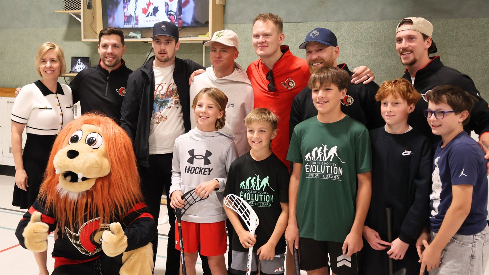 Thomas Chabot est venu en visite avec plusieurs coéquipiers.