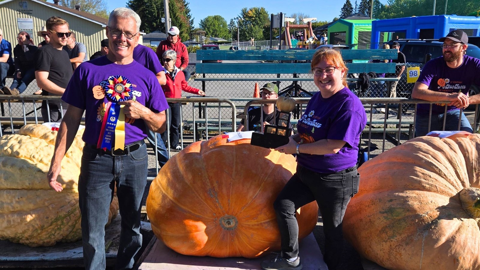 Mario Morin et Véronique Vachon ont obtenu le trophée de la plus belle des citrouilles géantes, au concours Potirothon de Gentilly.