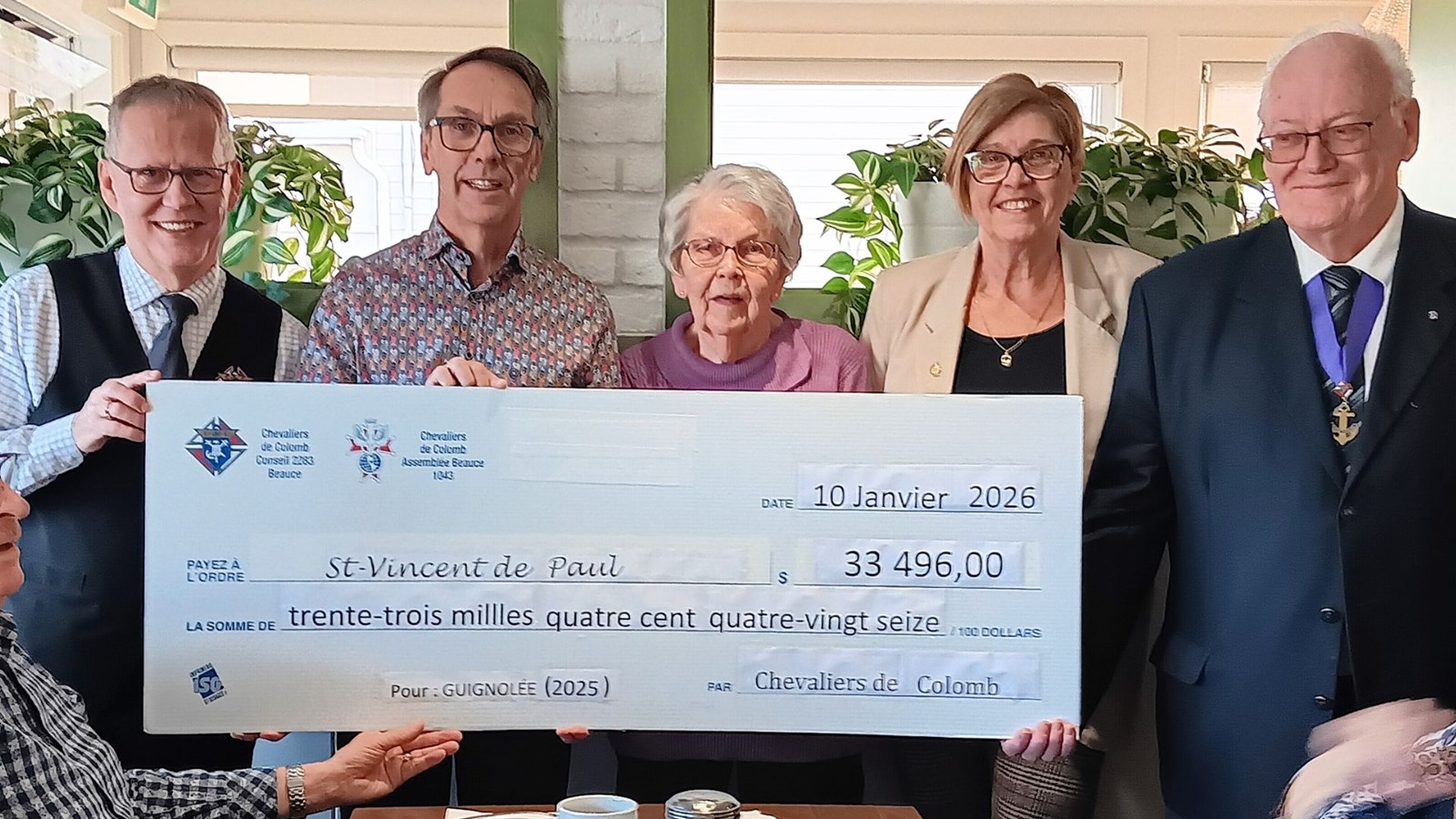 De gauche à droite, Gérard Veilleux responsable de la Guignolée, Pierre Domingue, président de la Saint-Vincent-de-Paul, Lucille Domingue bénévole, Lise Roy, adjointe administrative de la Saint-Vincent de Paul, et Jean- Louis Veilleux, Grand Chevalier du Conseil 2283 de Saint-Georges.