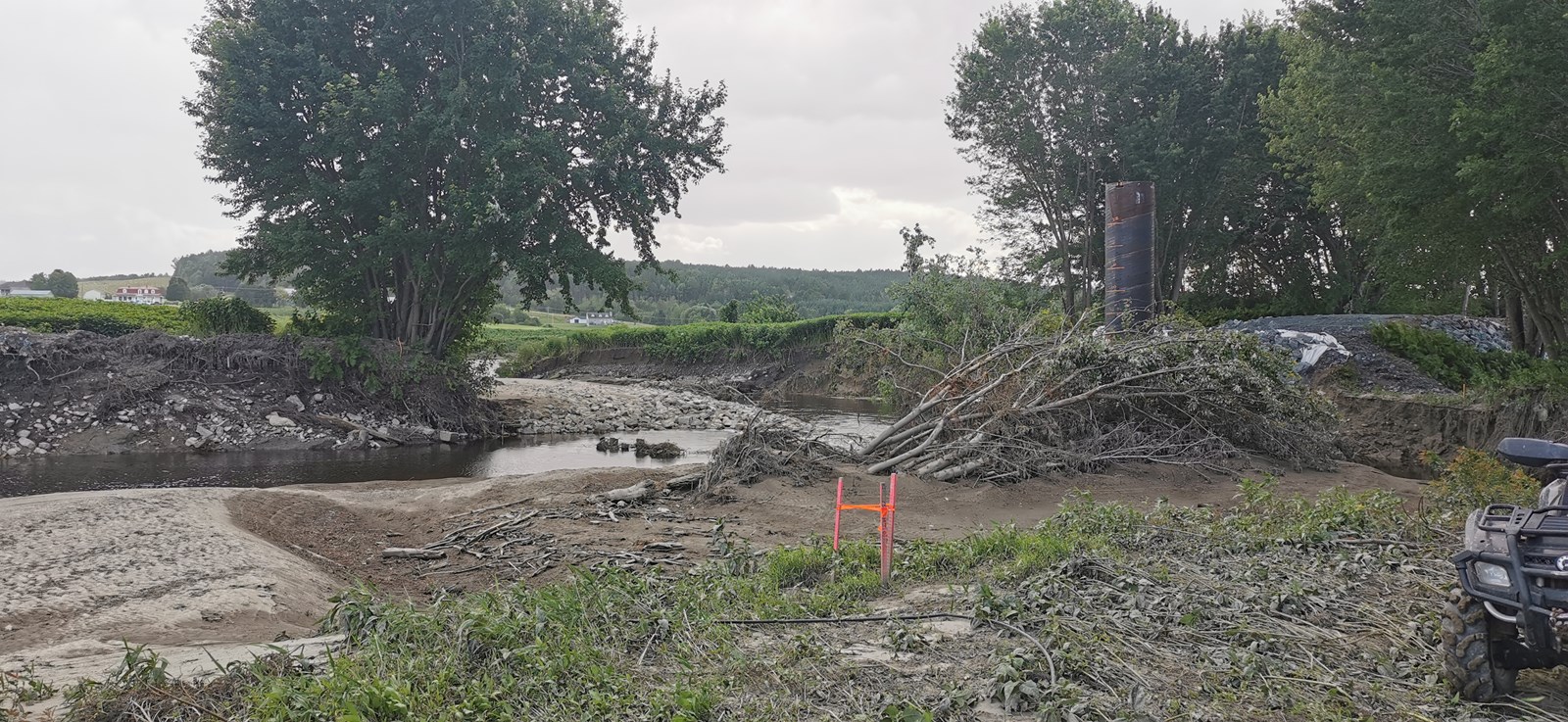 Site du chantier de construction de la passerelle de la piste cyclable, pour enjamber la rivière Calway, entre Saint-Joseph-de-Beauce et Beauceville, après que des pluies torrentielles, en juillet 2025, aient causé le débordement du cours d'eau, et emporté une partie du remblai ferroviaire, qui devait constituer un des axes du pont.