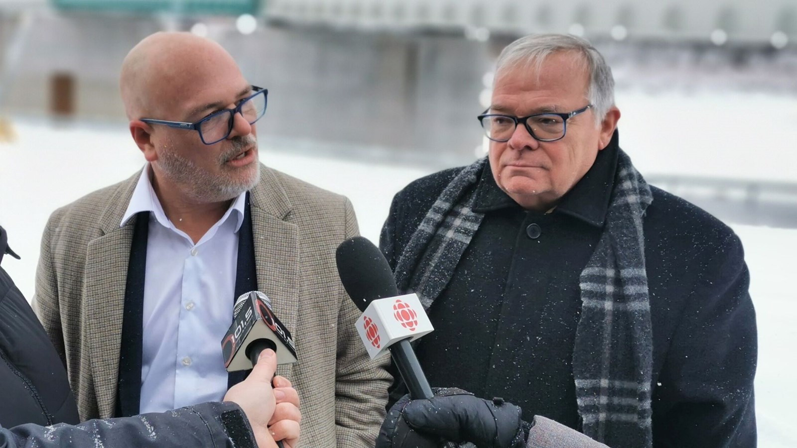 À droite, le député de Beauce-Nord, Luc Provençal, en compagnie du ministre des Transport et de la Mobilité durable, Jonatan Julien, lors d'un événement de presse à Vallée-Jonction le 26 janvier dernier.