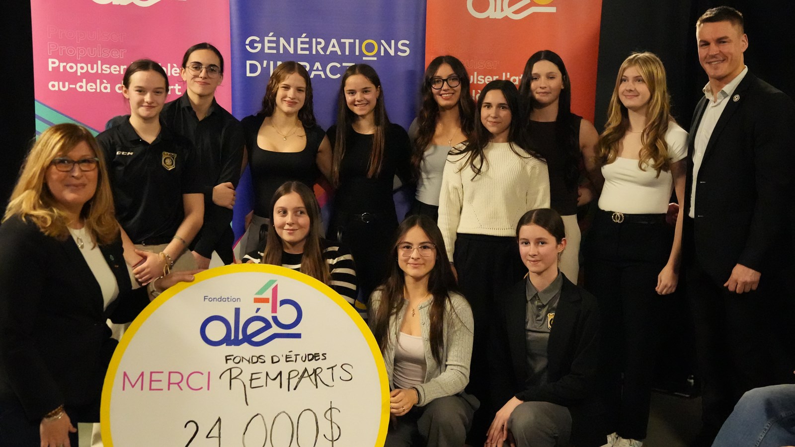 11 des 13 hockeyeuses-étudiantes récipiendaires d'une bourse en compagnie de Patricia Demers, directrice générale de la Fondation Aléo, et de Tommy Castonguay, vice-président aux opérations des Remparts de Québec