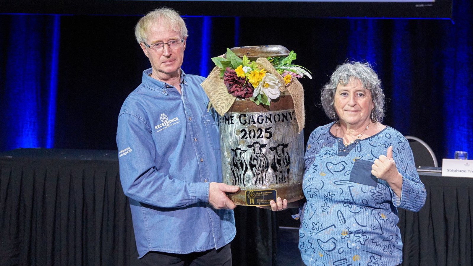 Marc Gagnon et Brigitte Boivin, de la Ferme Gagnonval, lors de la remise du prix.