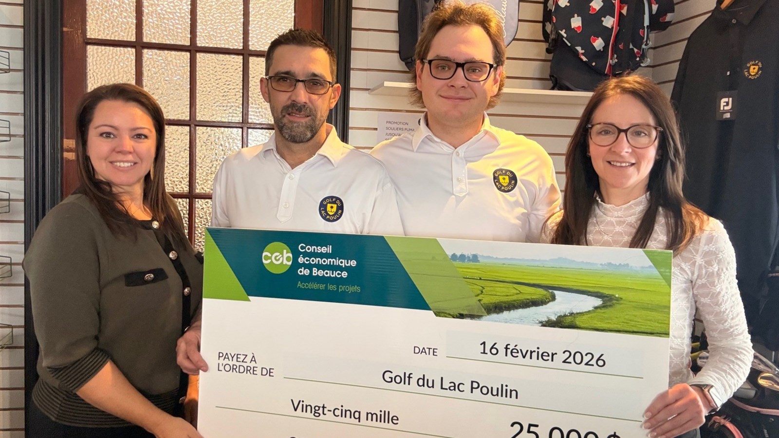 De gauche à droite: Hélène Latulippe, directrice du CEB, Stéphane Roy et Tommy Hazen du Golf du Lac Poulin et Audrey Boivin, conseillère aux entreprises au CEB.