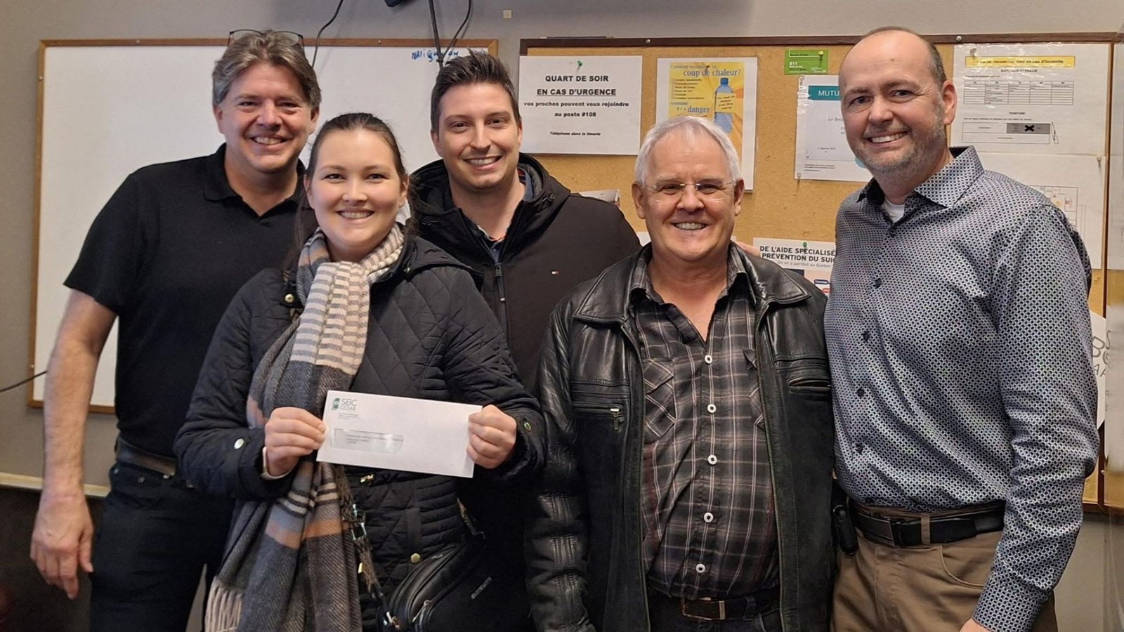 Remise du chèque chez SBC Cedar: de gauche à droite, Yvon Maheu, directeur des opérations, les parents, Bianca Bélanger et Alexandre Lécuyer, le grand-père Larry Bélanger, et Francis Bélanger, v-p des ventes et administration.