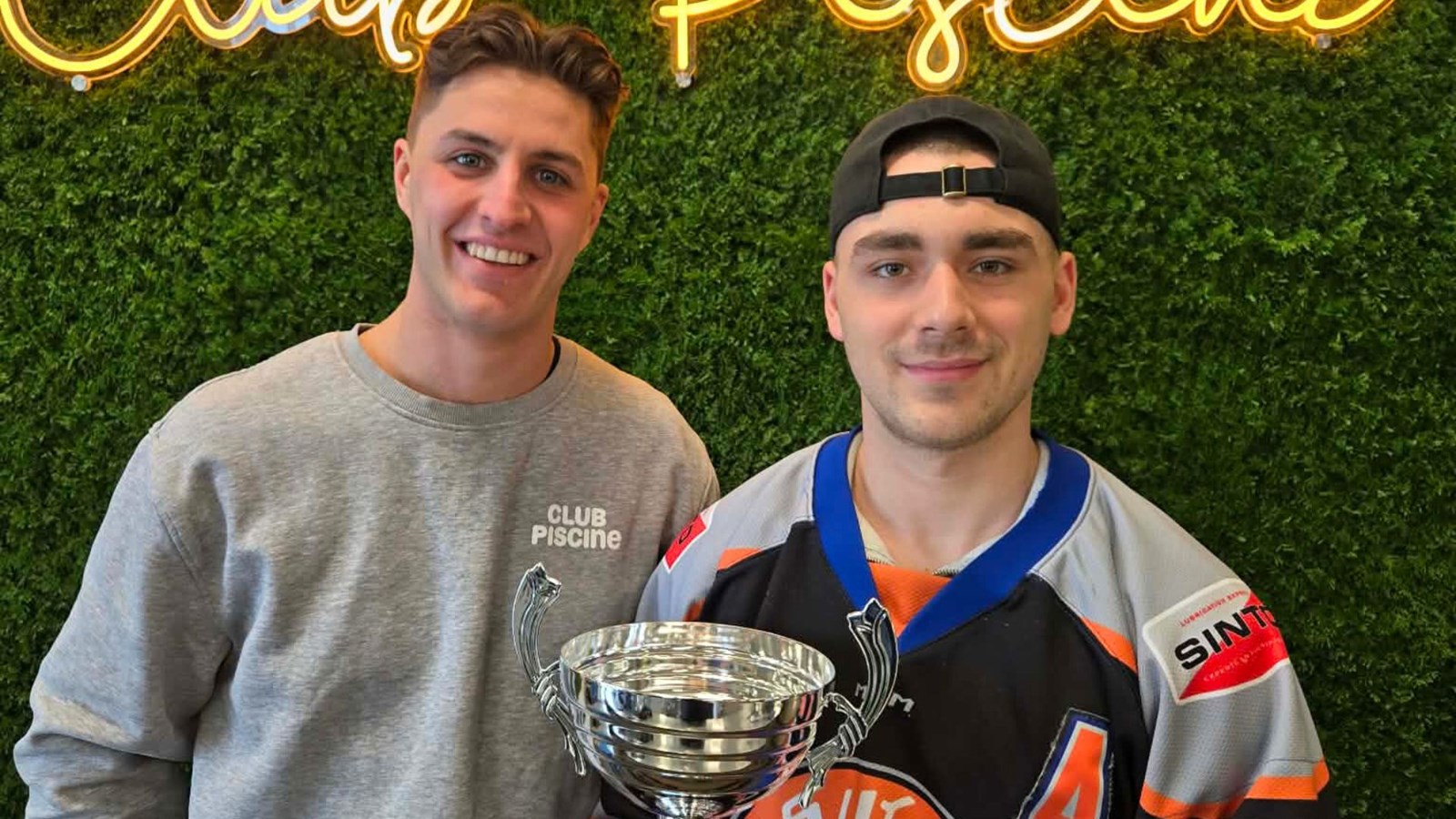 Cédric Poulin copropriétaire du Club Piscine Saint-Georges et Louis-David Veilleux, joueur de l'année, qui a reçu le trophée Club Piscine.