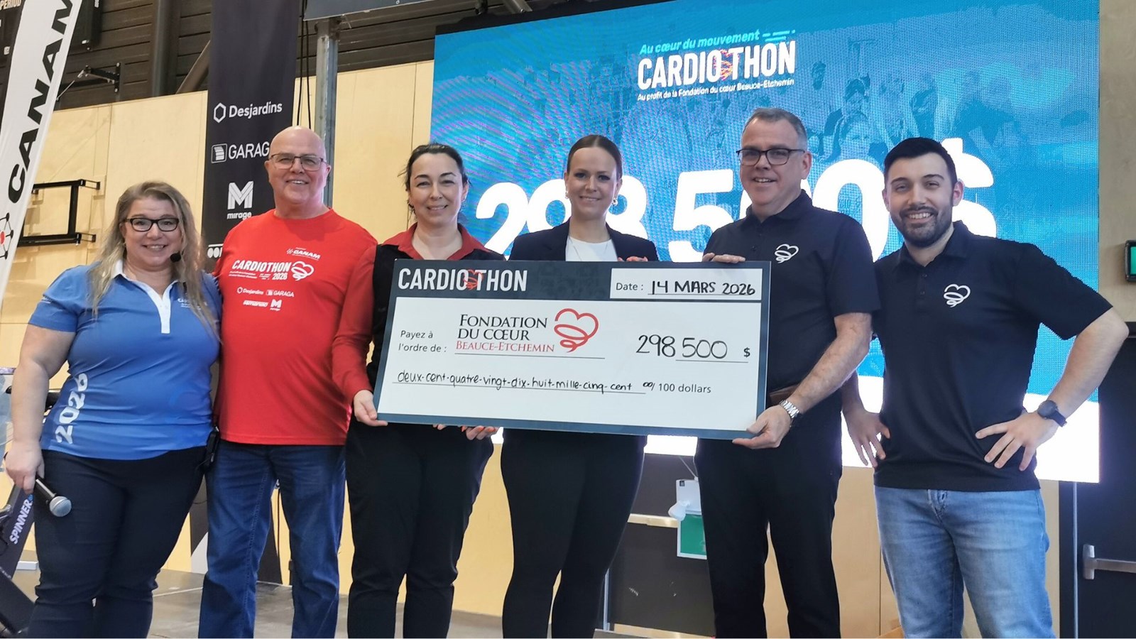 Au centre tenant le chèque, Chantal Quirion, directrice générale du Pavillon du coeur, Marie-Michèle Giroux, présidente d'honneur du 13e Cardiothon, et Bernard Lessard, président du conseil d'administration de la Fondation du coeur Beauce-Etchemin, entouré des autres membres du comité organisateur, Véronique Paquet, Charles Pilotte, et Raphaël Giroux.