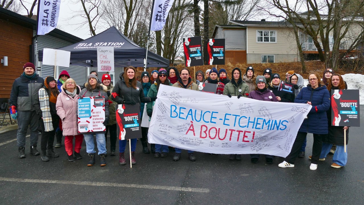 Les organismes communautaires se sont mobilisés pour créer la banderole locale qui sera à Québec
