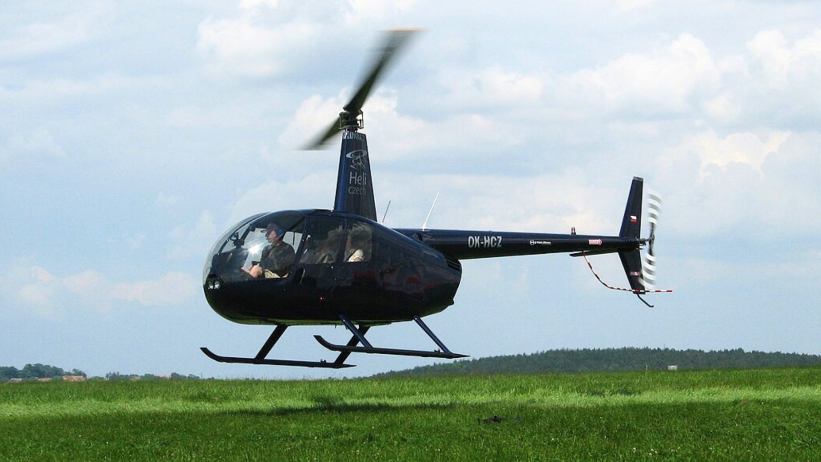 C'est un hélicoptère similaire — de marque Robinson, modèle R44 Raven II — que pilotait Louis Lessard.