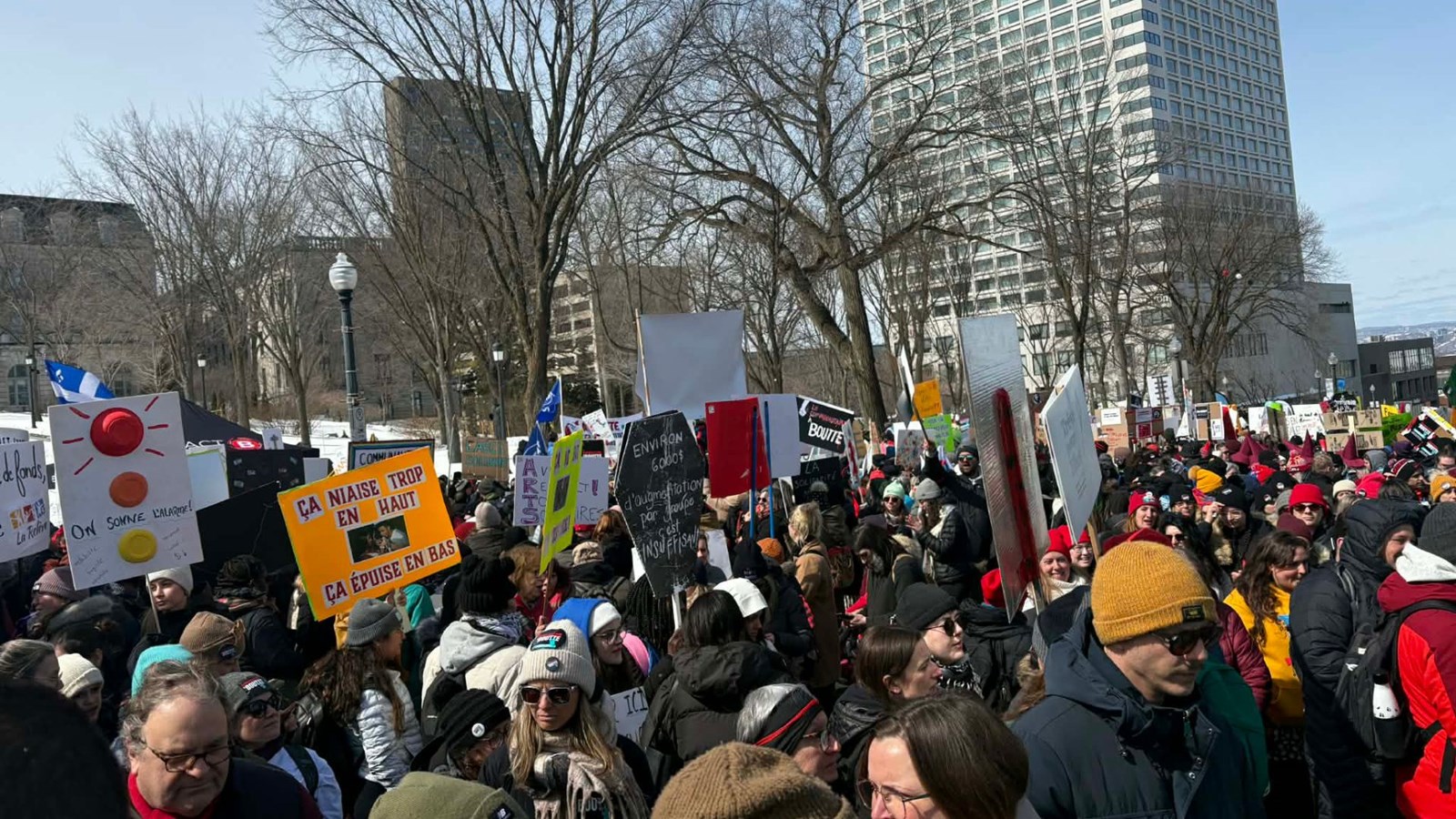 Le Communautaire à boutte manifeste à Québec