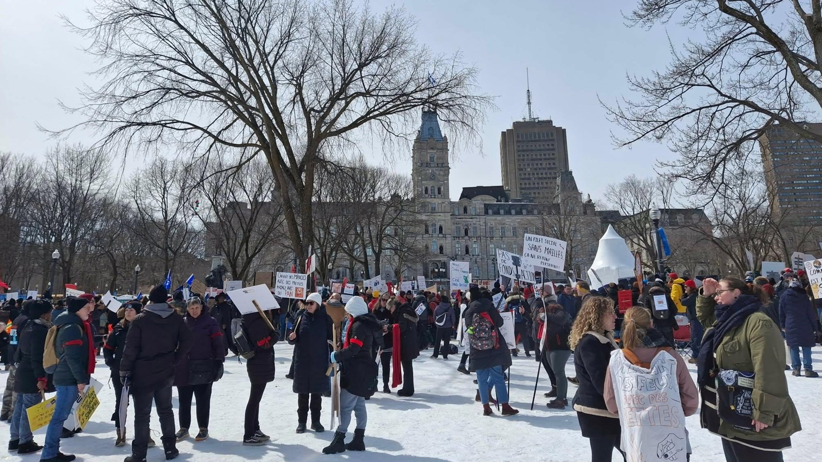 Le Communautaire à boutte manifeste à Québec