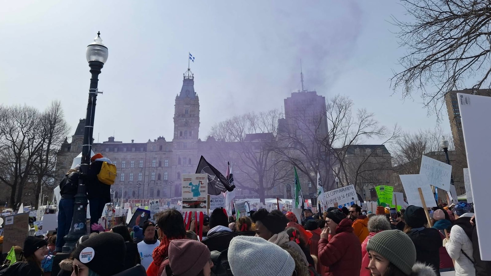 Le Communautaire à boutte manifeste à Québec