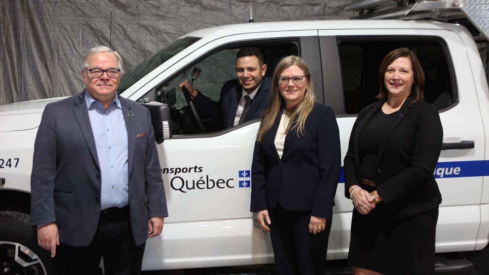 De gauche à droite: Luc Provençal, député de Beauce-Nord; Samuel Poulin ministre responsable de la Jeunesse, ministre délégué à l'Économie et aux Petites et Moyennes Entreprises et ministre responsable de la région de la Chaudière-Appalaches, Stéphanie Lachance, députée de Bellechasse et Isabelle Lecours, députée de Lotbinière-Frontenac.