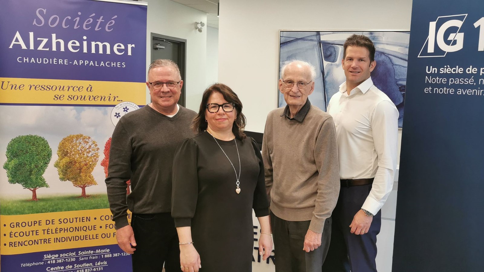 Les co-présidents d'honneur de la marche, Bastien Lapierre et Hugo Lehoux, entourent la directrice générale de la Société Alzheimer Chaudière-Appalaches, Sonia Nadeau, ainsi que Bernard Poulin, qui a assuré bénévolement l'organisation de l'événement pendant plus de 15 ans.
