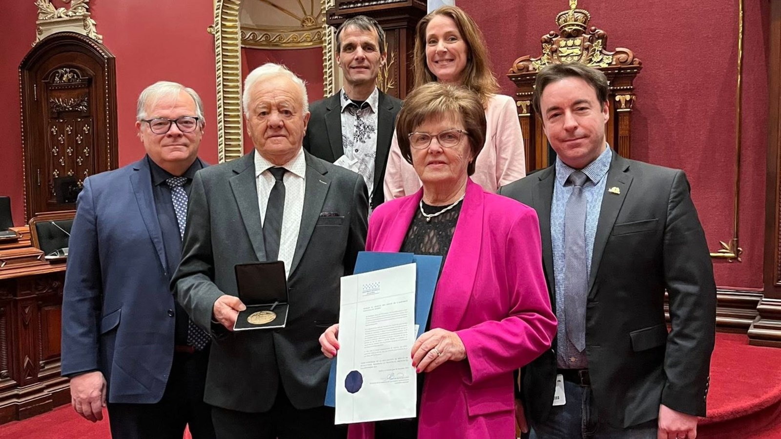 De gauche à droite, le député de Beauce-Nord, Luc Provençal,  Armand Lapointe et sa conjointe, Lise Cloutier, le maire de Saint-Victor, Jonathan V. Bolduc. Derrière, Marco Lapointe et sa conjointe, Nathalie Fecteau.