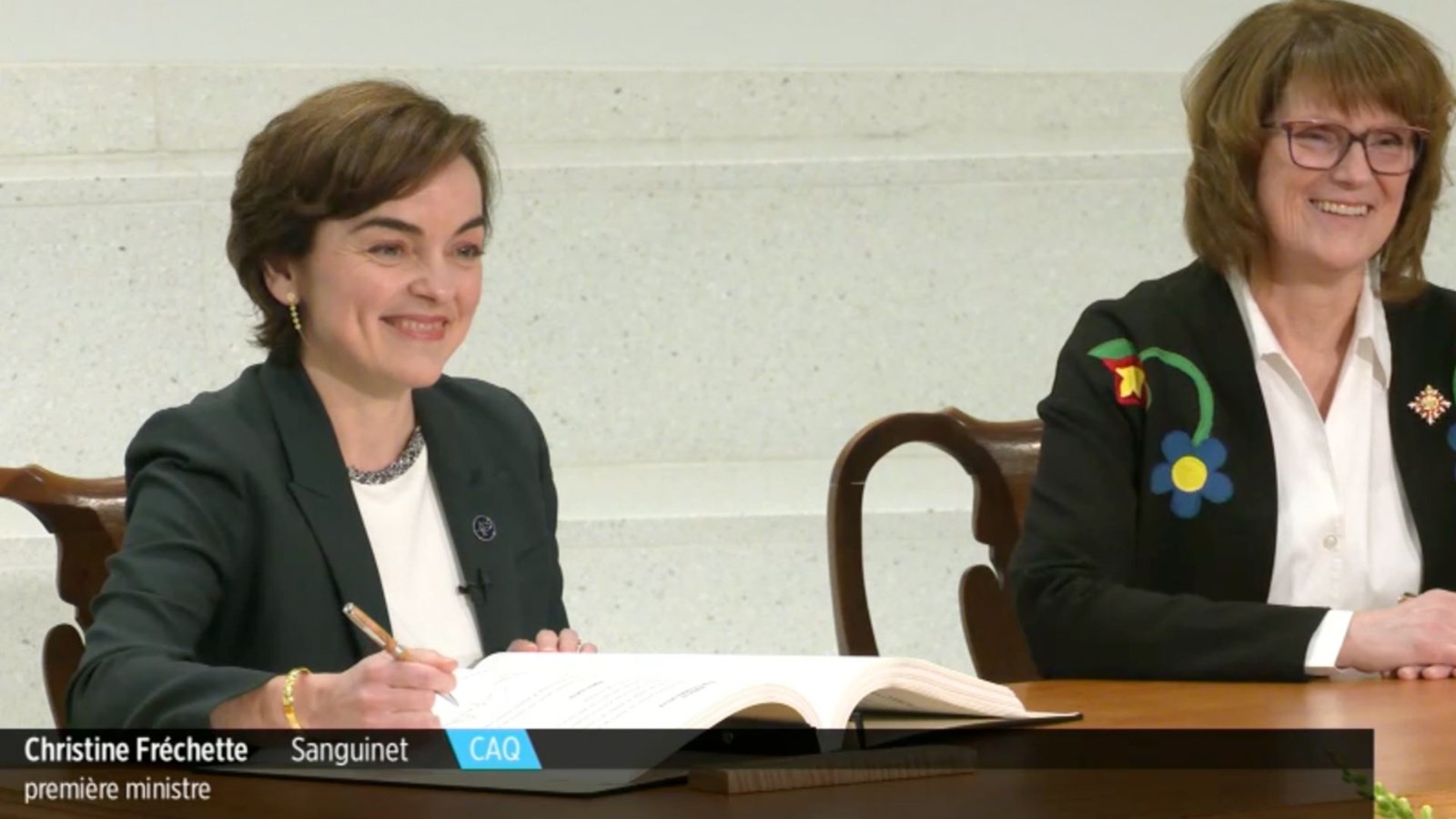 Christine Fréchette a été assermentée mercredi en tant que 33e première ministre du Québec. On la voit aux côtés de la Lieutenante-gouverneure du Québec, Manon Jeannotte, durant la signature des registres officiels.