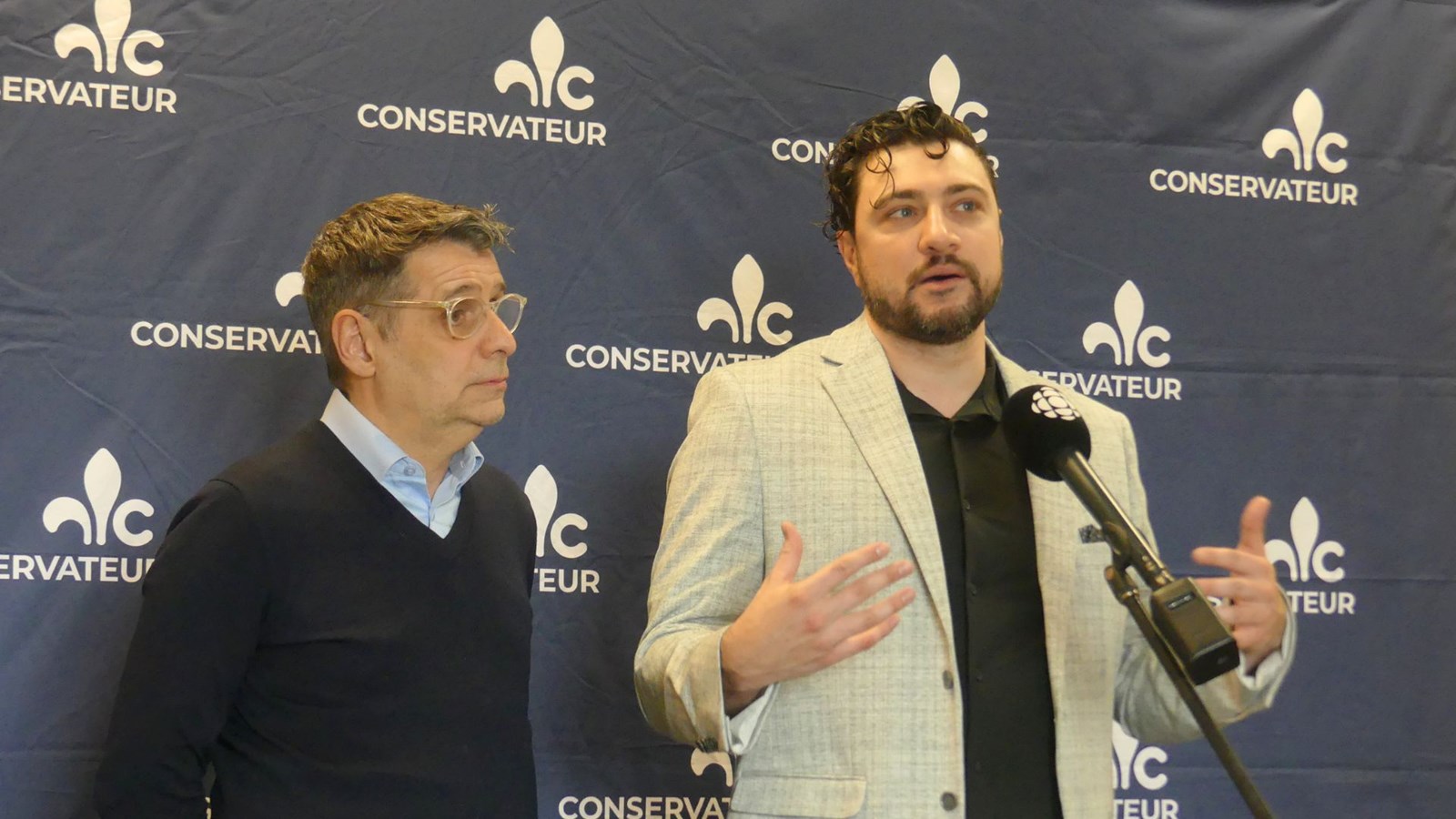 En point de presse avant le rassemblement, le candidat a expliqué que son programme s’articulera autour de cinq priorités particulières soit l'allègement du fardeau fiscal, l'abaissement du coût de la vie, le soutien aux entrepreneurs, la facilitation de l'accès à la propriété et l'amélioration d’accès aux soins de santé.