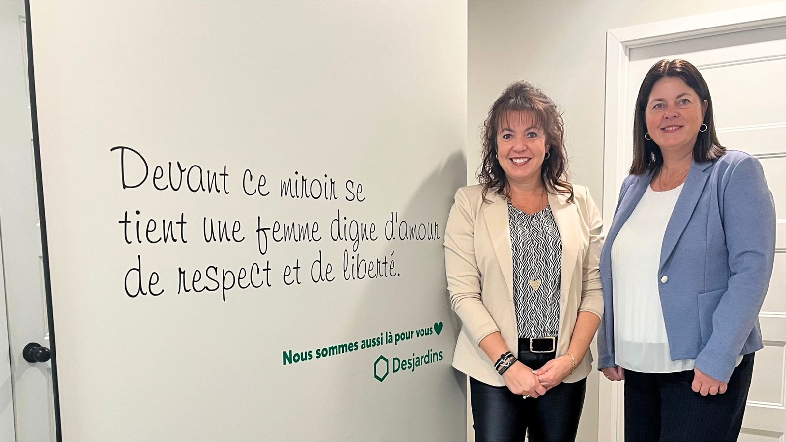 La directrice de la maison Havre l'Éclaircie, Isabelle Fecteau, et la directrice générale de la Caisse Desjardins du Coeur-de-la-Beauce, Claudia Faucher.