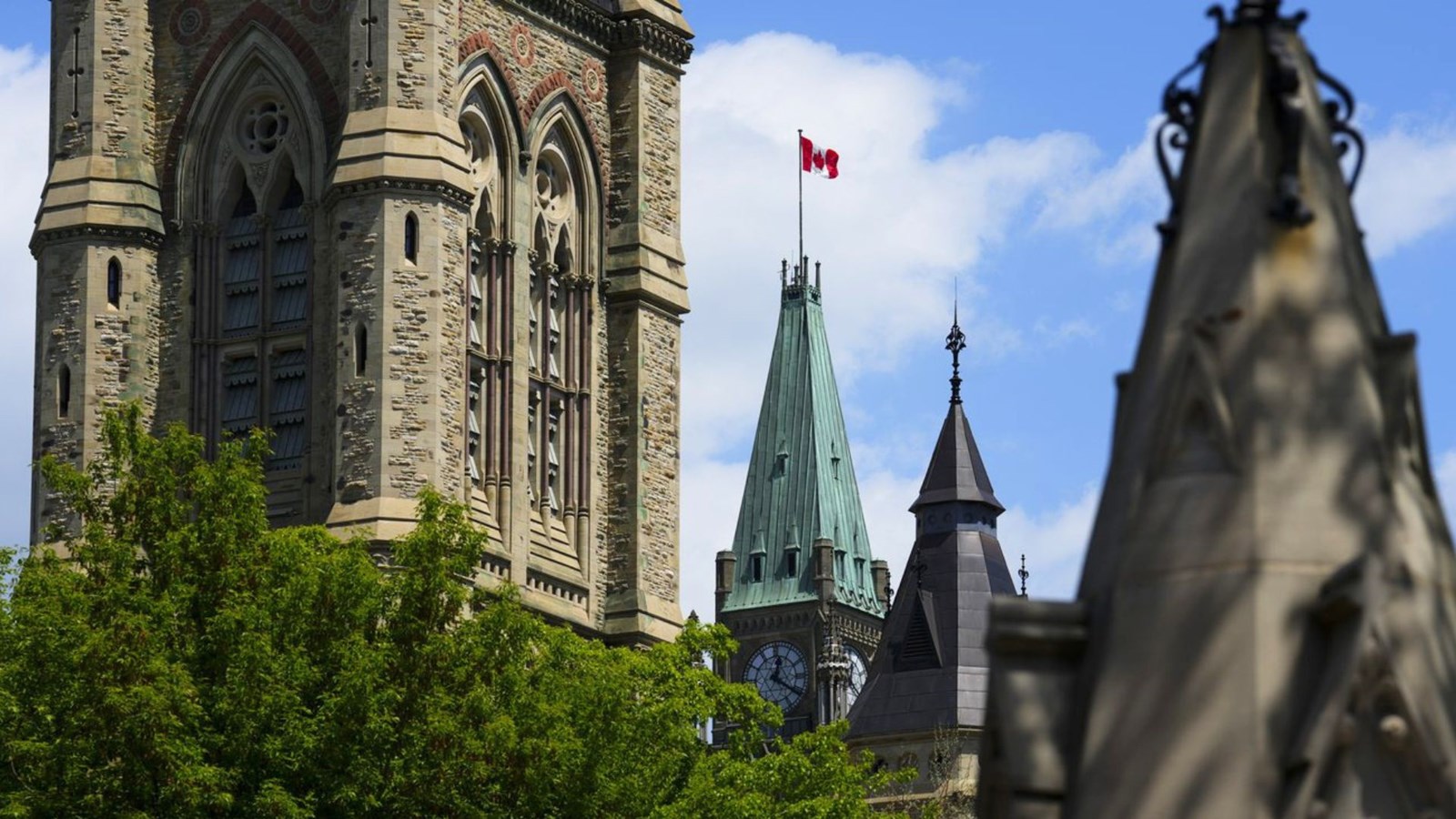 Le Canada accueille trop d'immigrants selon la moitié des répondants d'un sondage