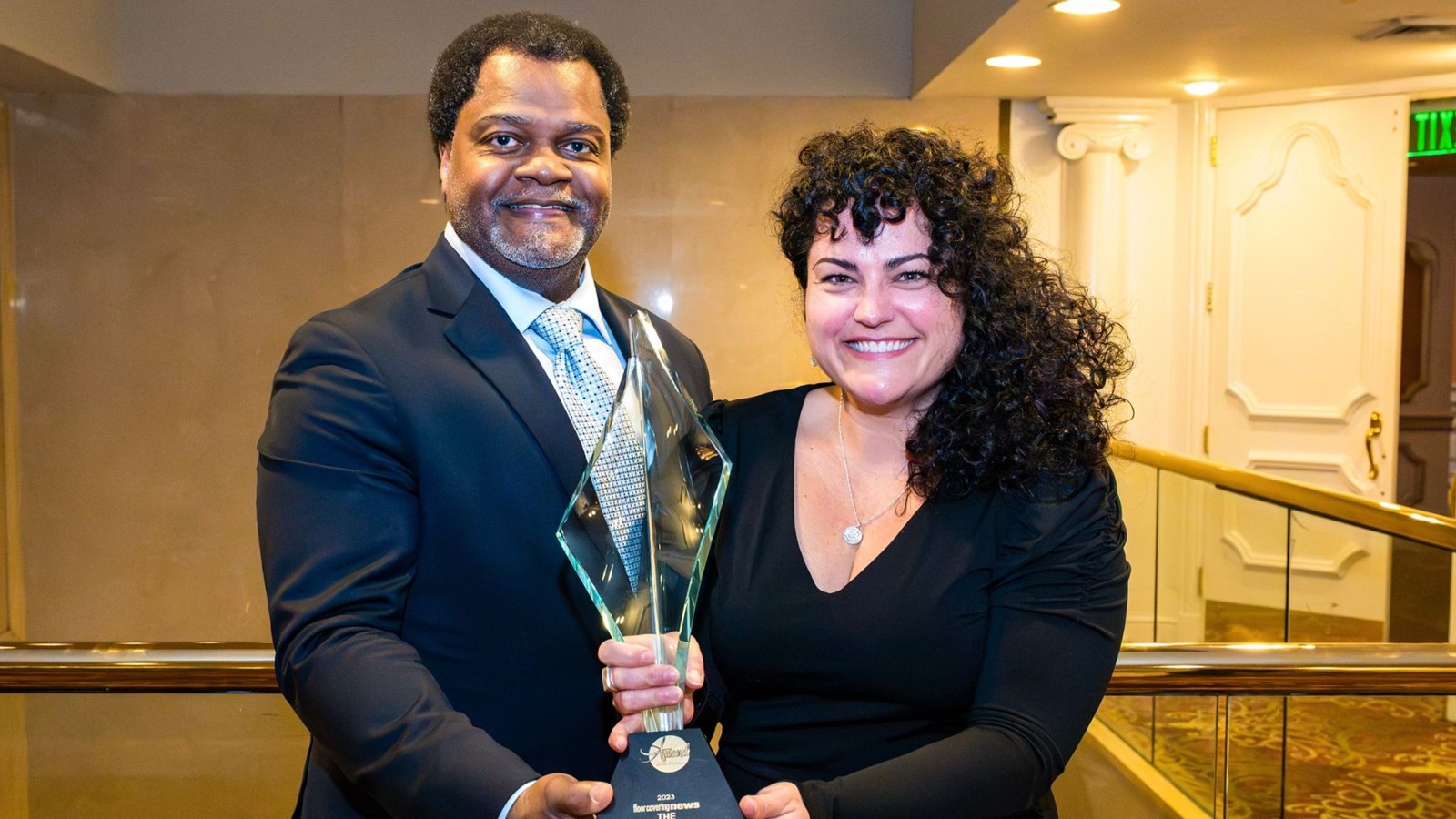 Anne-Marie Quirion (Mirage) ainsi que Reggie Tucker (Floor Covering News) lors de la remise du prix.