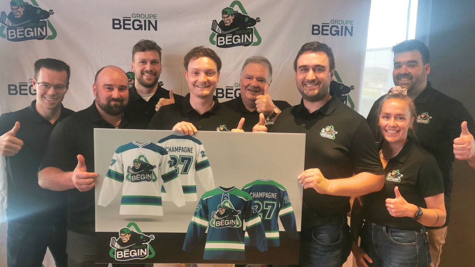 En centre, tenant l'affiche des chandails, on retrouve le nouvel entraîneur-chef, Jean-François Cimon, le président du club, Nickolas Morin, et le co-propriétaire du Groupe Bégin, Olivier Bégin-Cyr.