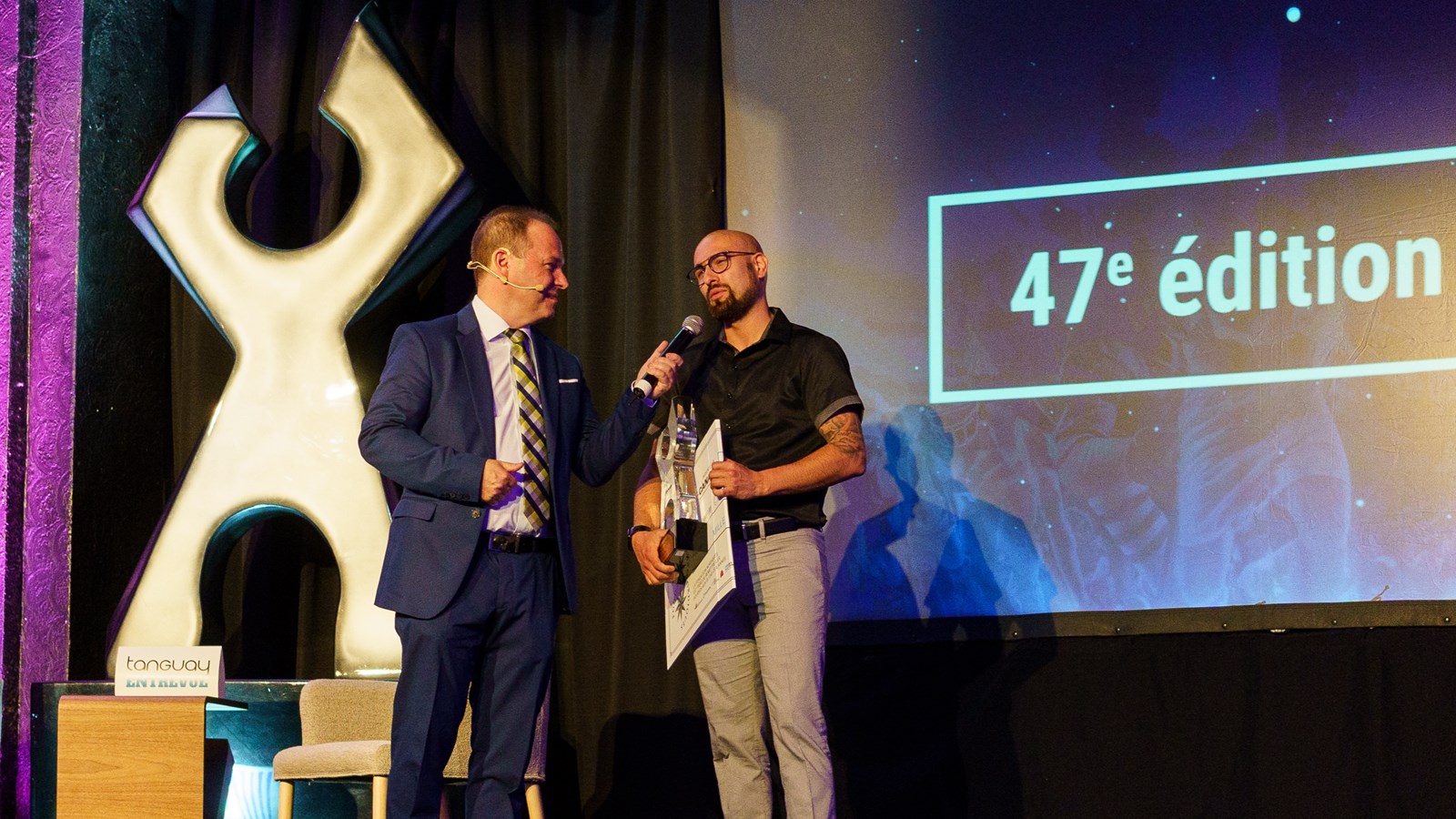 Chez-nous, le soutien aux organismes est allé au Gala du Mérite Sportif Beauceron. Sur la photo, on aperçoit l'animateur de la soirée du 2 mai 2026, Richard Poulin, en discussion avec le gagnant de l'Élitas de l'année, le karatéka Steeven Mathieu.
