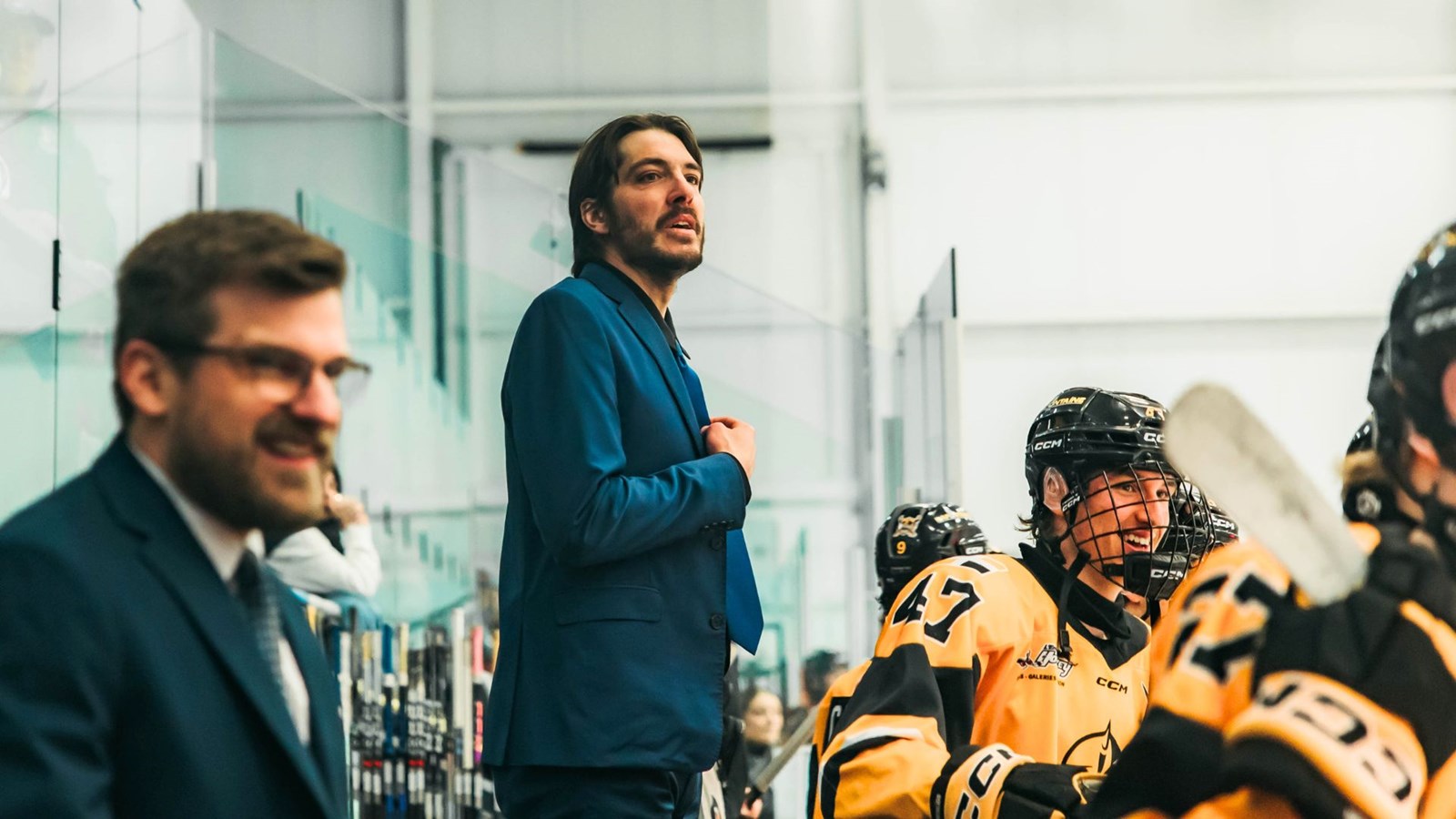 Renouvellement de contrat de deux ans pour l'entraineur-chef Pier-Luc Giguère (au centre) et son adjoint, Simon Larouche (à gauche).