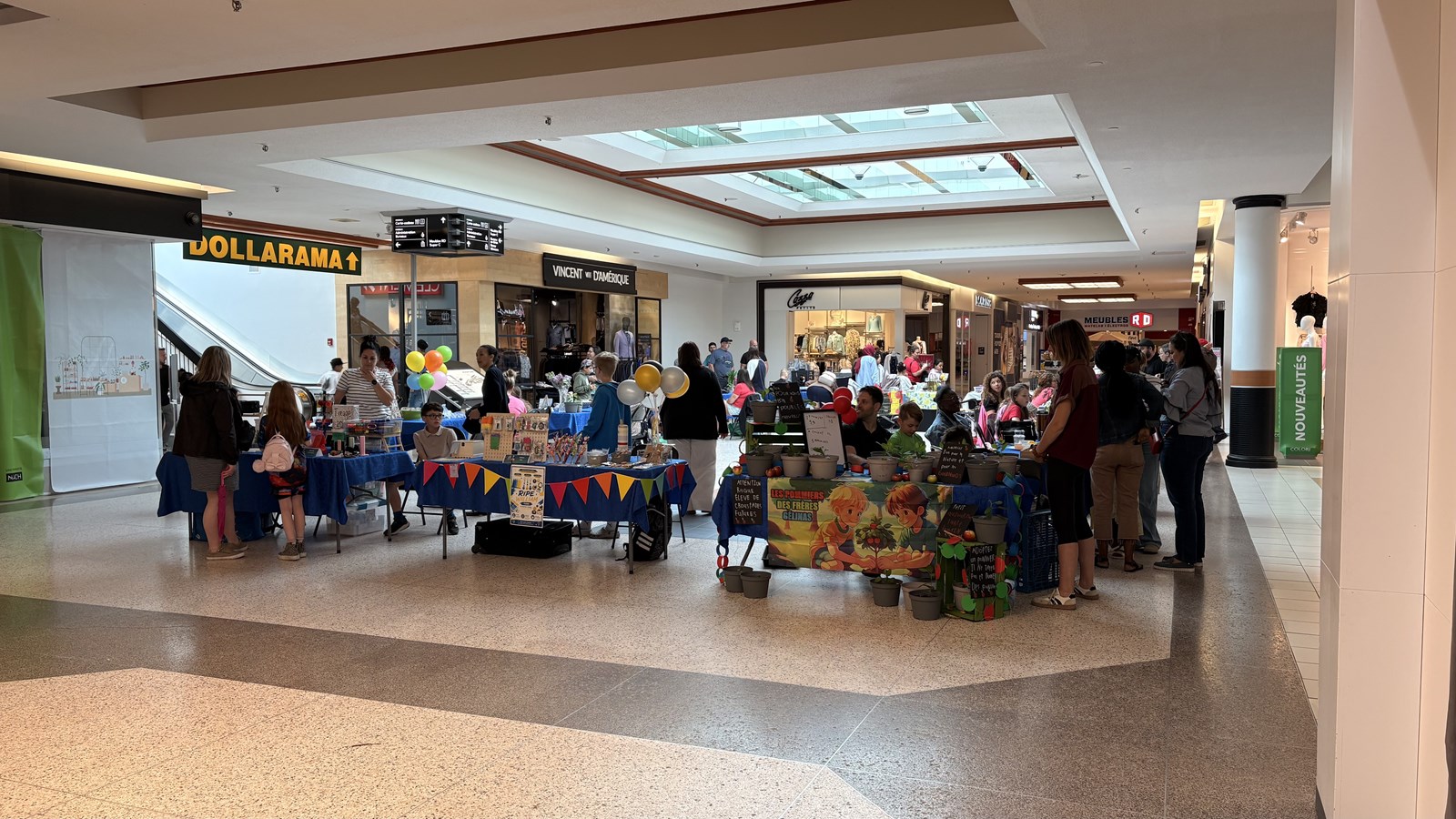 Des jeunes motivés au Grand marché des petits entrepreneurs