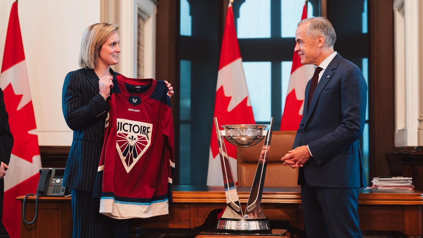 Le 2 juin, la Beaucevilloise s'est rendue à Ottawa pour présenter la Coupe Walter au premier ministre du Canada, Mark Carney.