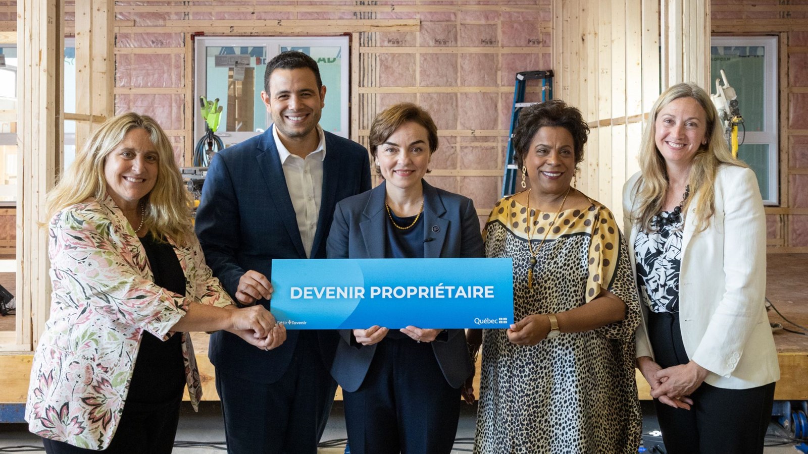 De gauche à droite, Karine Boivin-Roy, ministre responsable de l'Habitation, Samuel Poulin, ministre des Affaires municipales, Christine Fréchette, première ministre du Québec, Marjorie Michel, ministre fédérale de la Santé, et Caroline Desrochers, députée fédérale de Trois-Rivières.